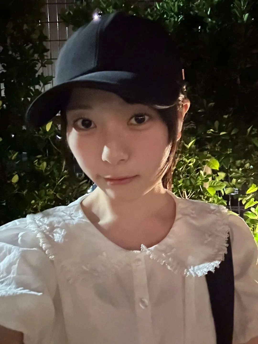 暗やみで写真を撮るの今日でやめるね 小野田華凜